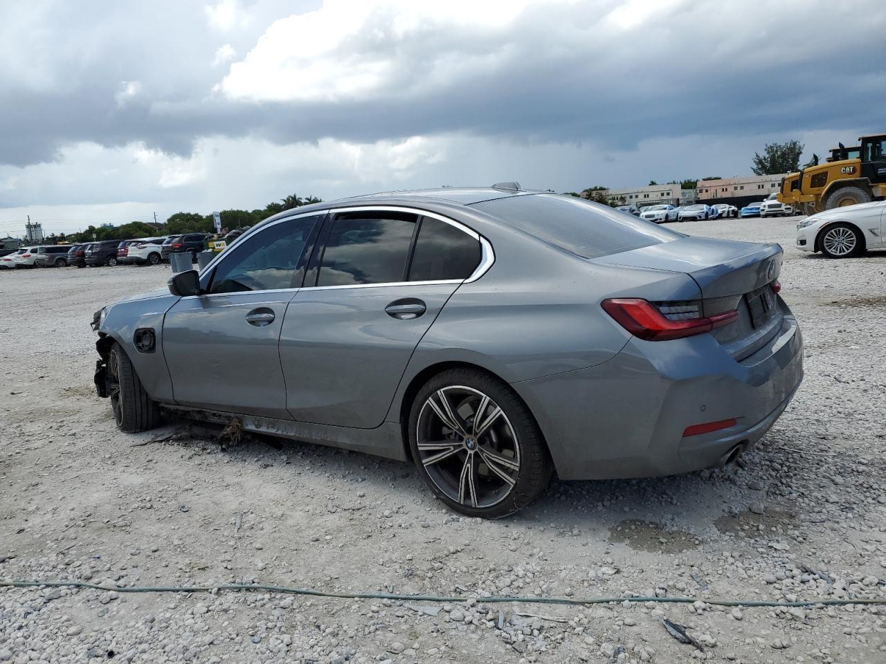 2024 BMW 330E - Фото 2