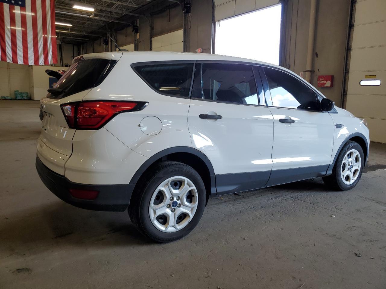 2019 Ford Escape S - Фото 3