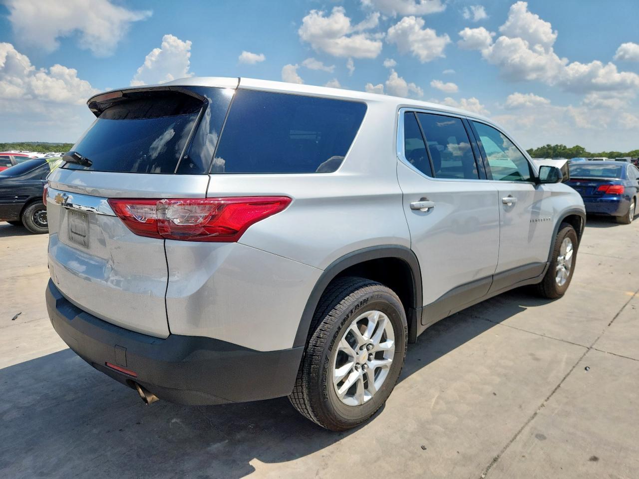 2019 Chevrolet Traverse Ls - Фото 3