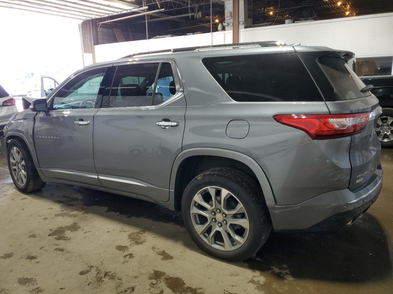 2021 Chevrolet Traverse Premier - Фото 2