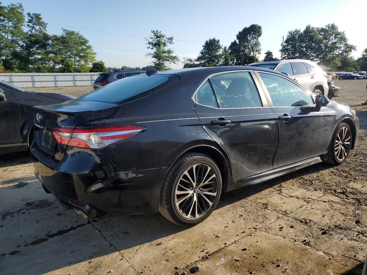 2020 Toyota Camry Se - Фото 3