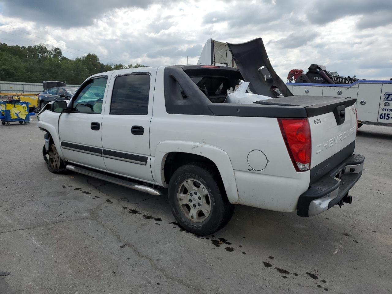 2006 Chevrolet Avalanche C1500 - Image 2