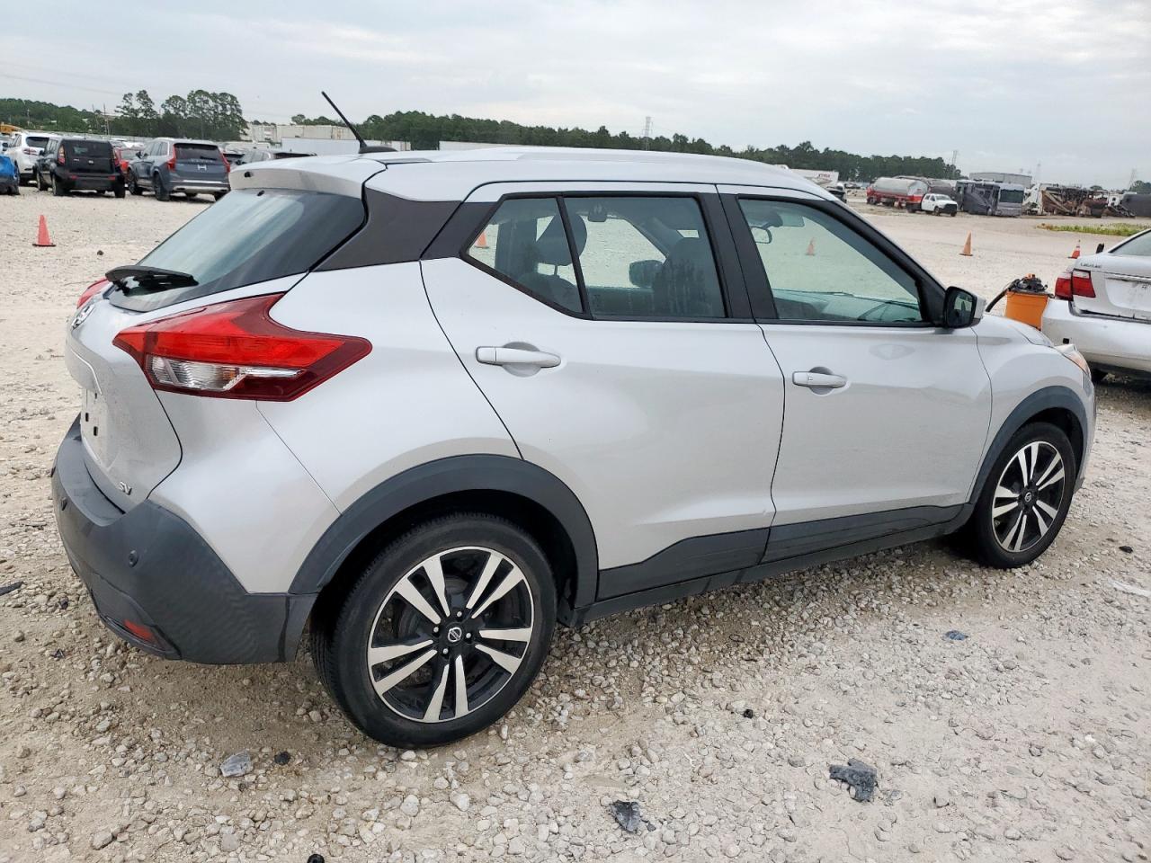2020 Nissan Kicks Sv - Image 3