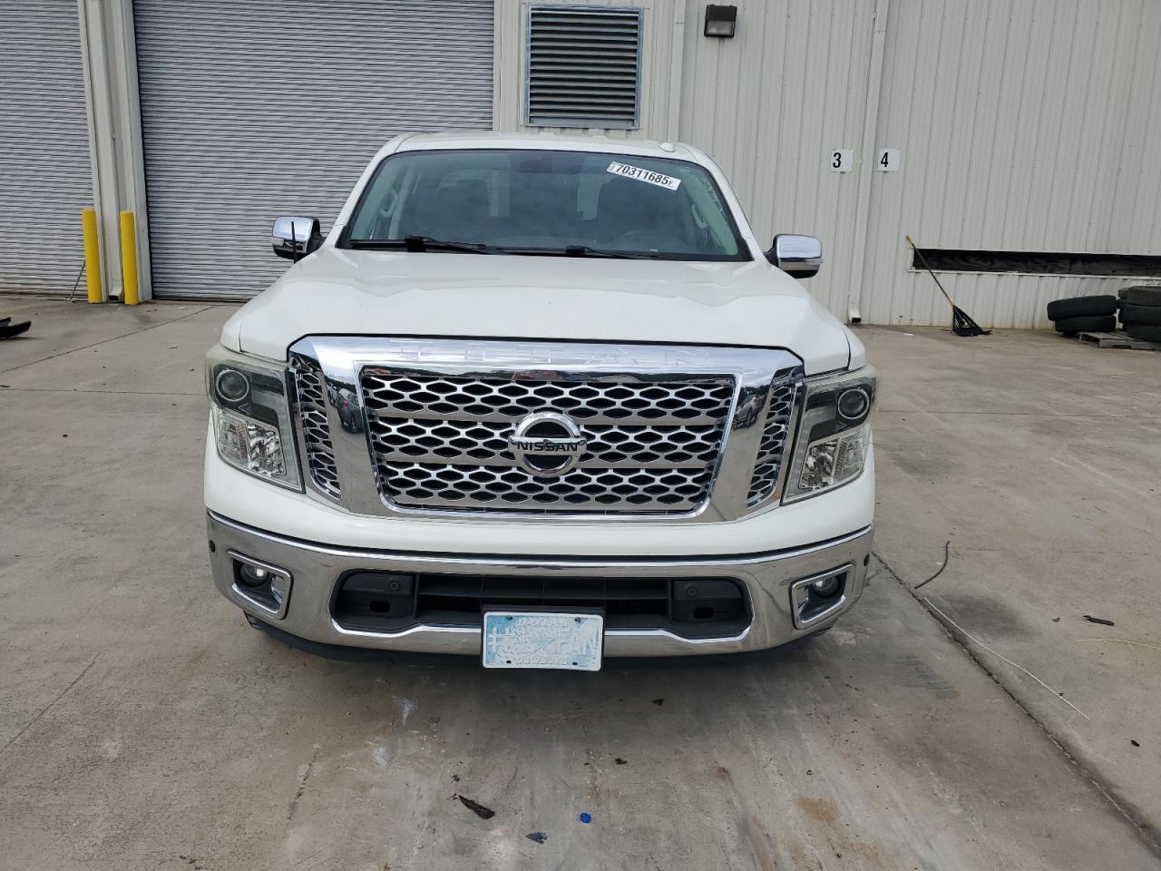 2017 Nissan Titan Sv - Image 5