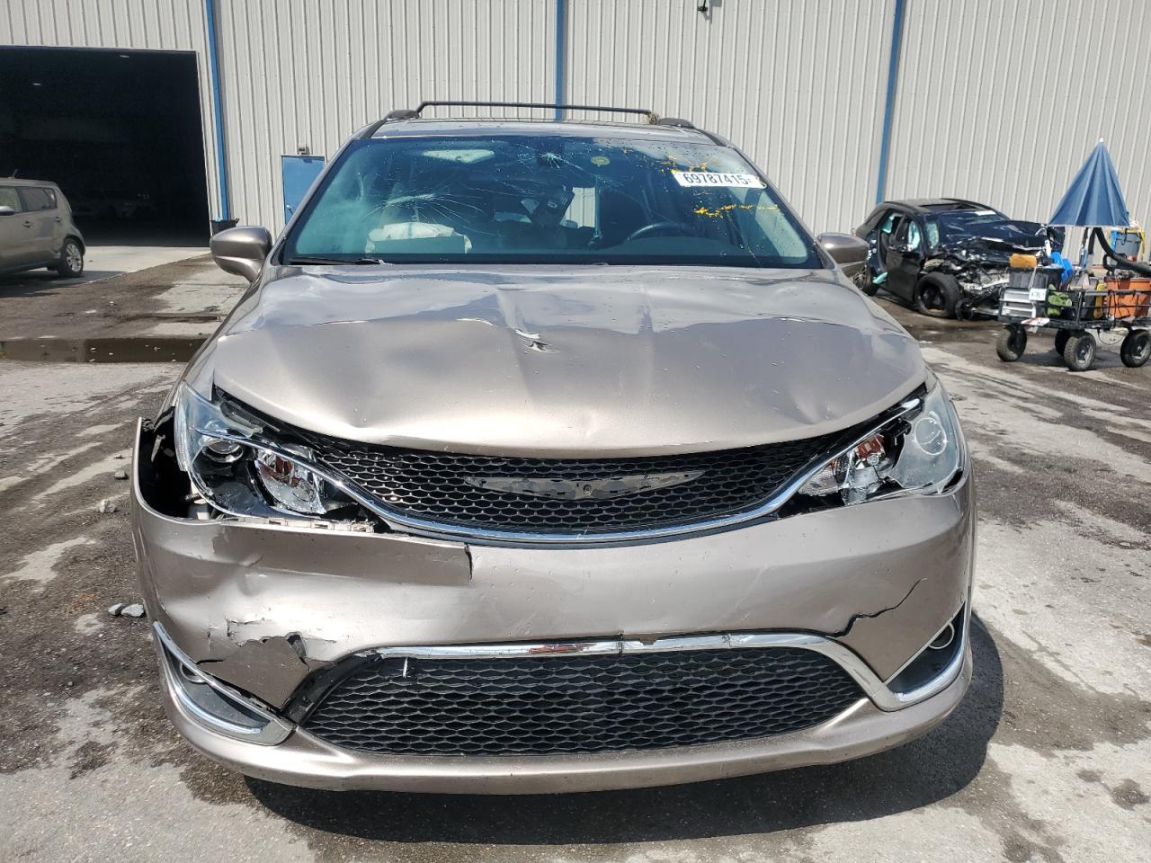 2017 Chrysler Pacifica Touring L - Image 5