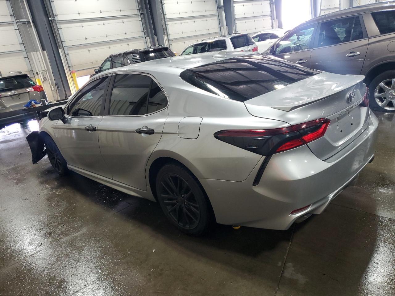 2022 Toyota Camry Se - Фото 2