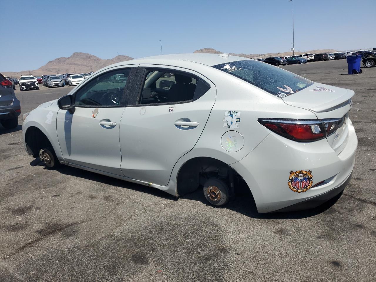 2020 Toyota Yaris L - Фото 2