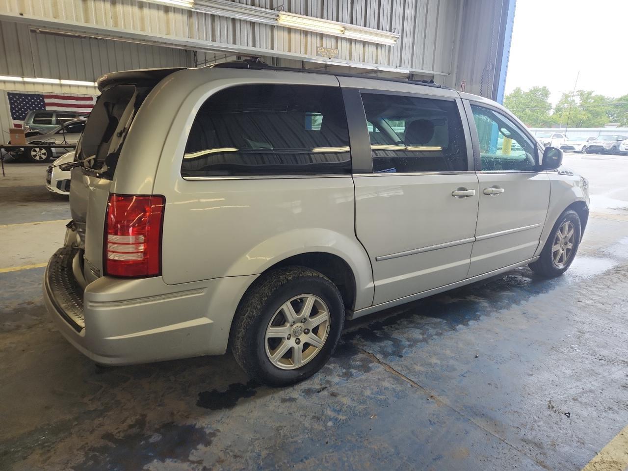 2010 Chrysler Town & Country Touring - Image 3