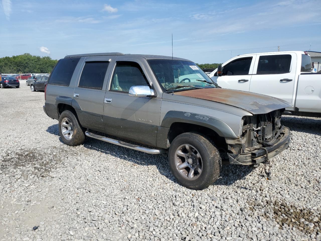2000 Cadillac Escalade Luxury - Image 4