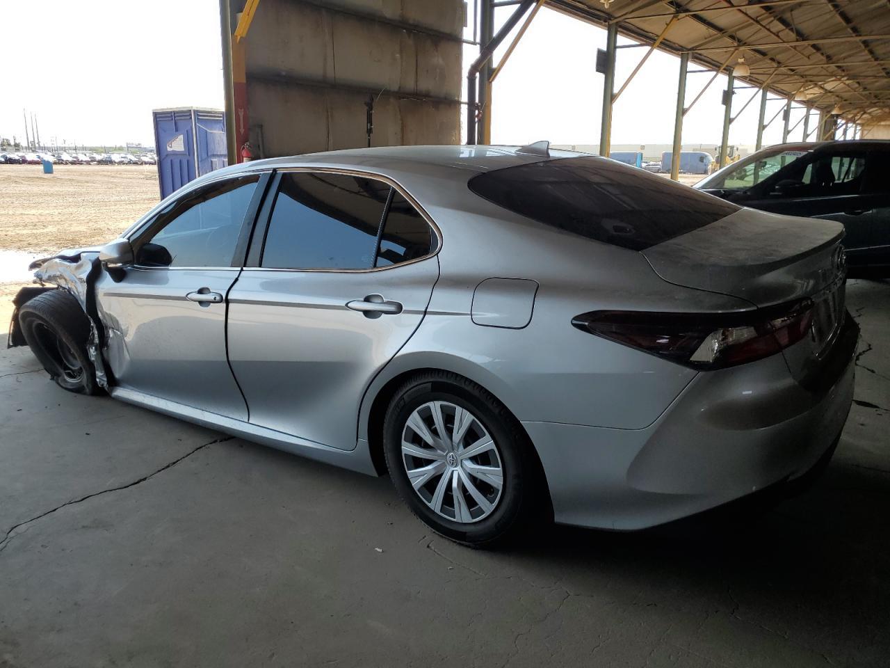 2021 Toyota Camry Le - Фото 2