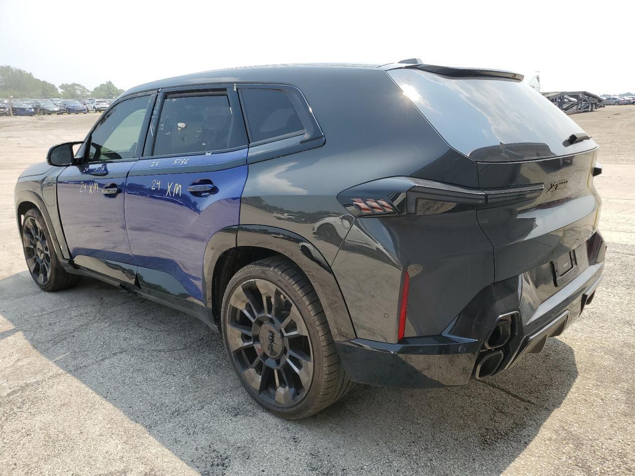 2023 BMW Xm - Image 2