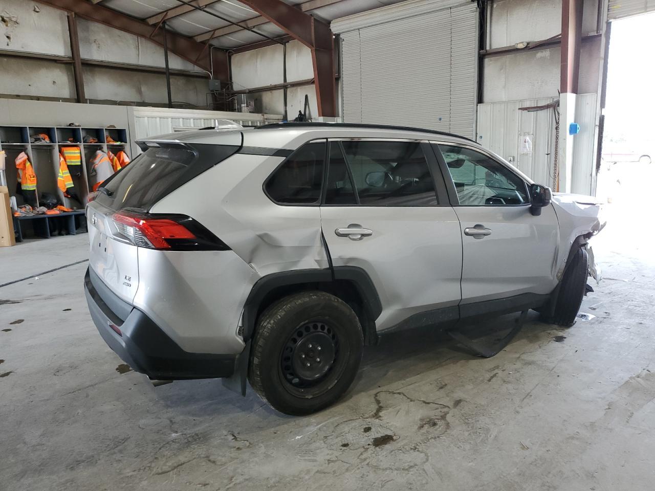2021 Toyota Rav4 Le - Фото 3