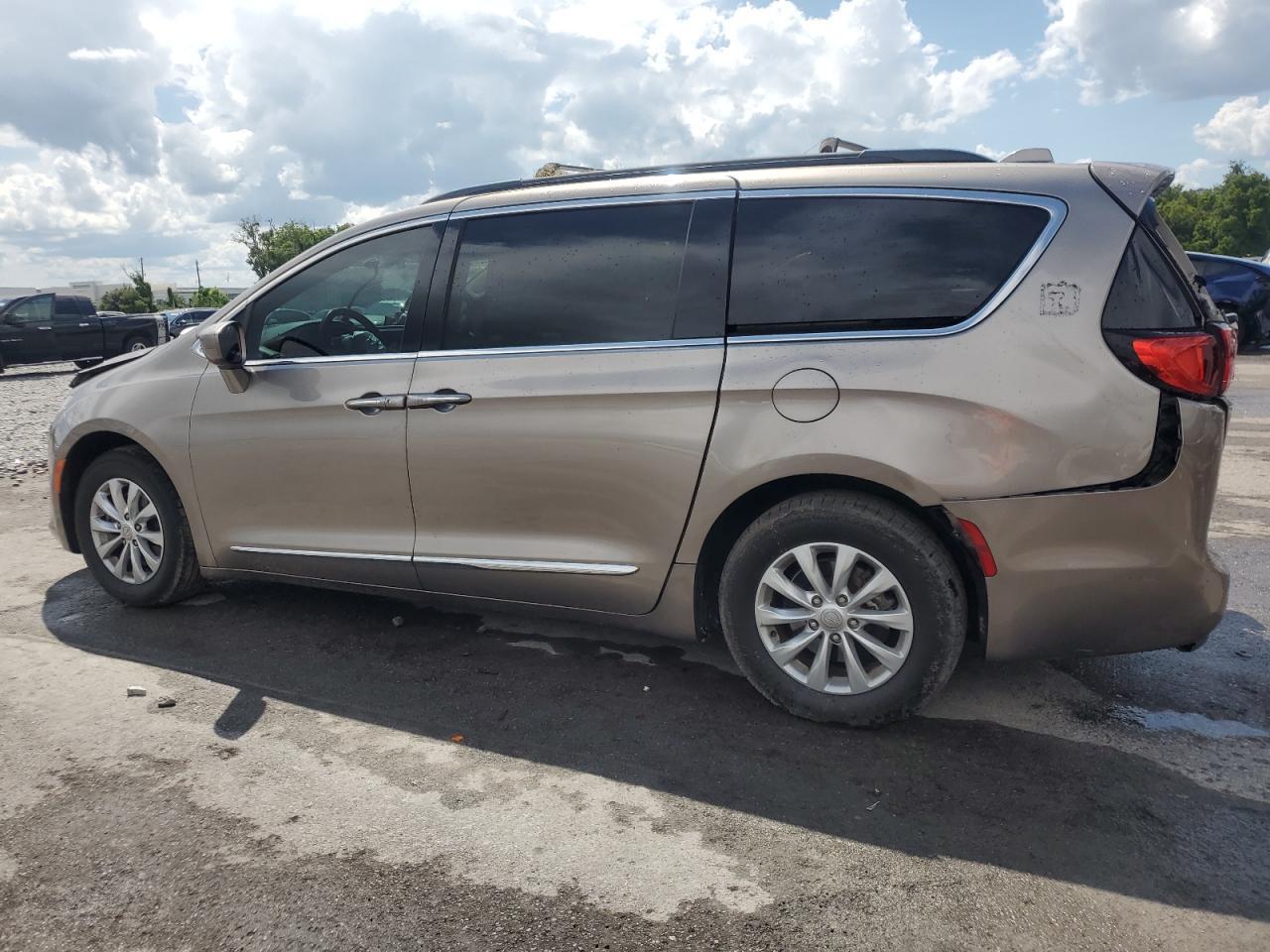 2017 Chrysler Pacifica Touring L - Image 2