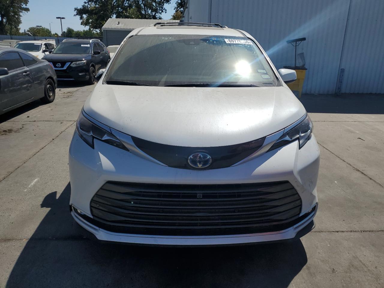 2022 Toyota Sienna Limited - Фото 5
