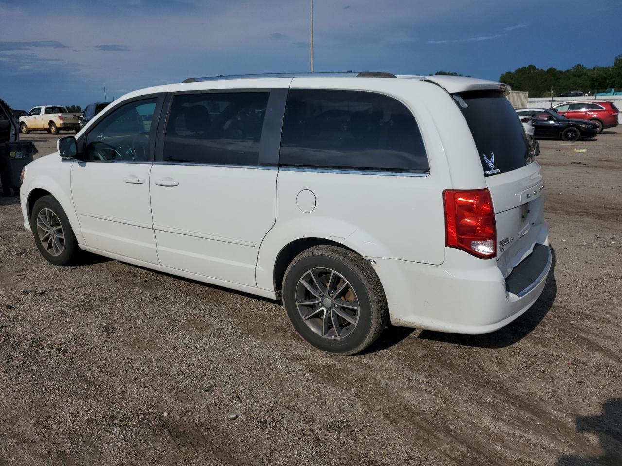 2017 Dodge Grand Caravan Sxt - Image 2