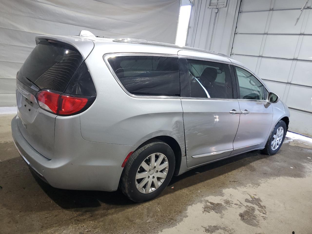 2018 Chrysler Pacifica Touring L - Фото 3