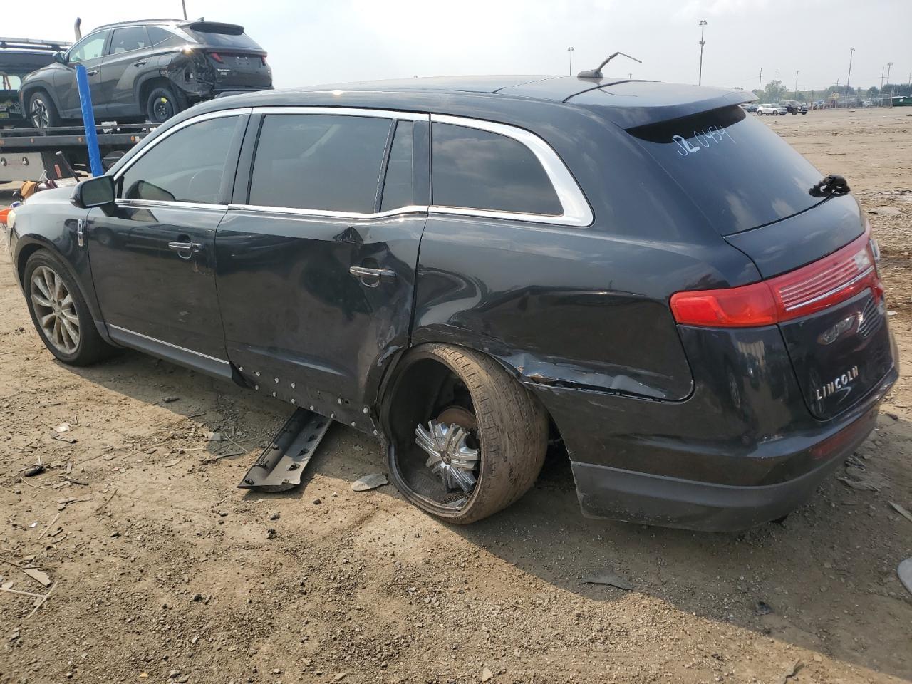 2010 Lincoln Mkt - Image 2