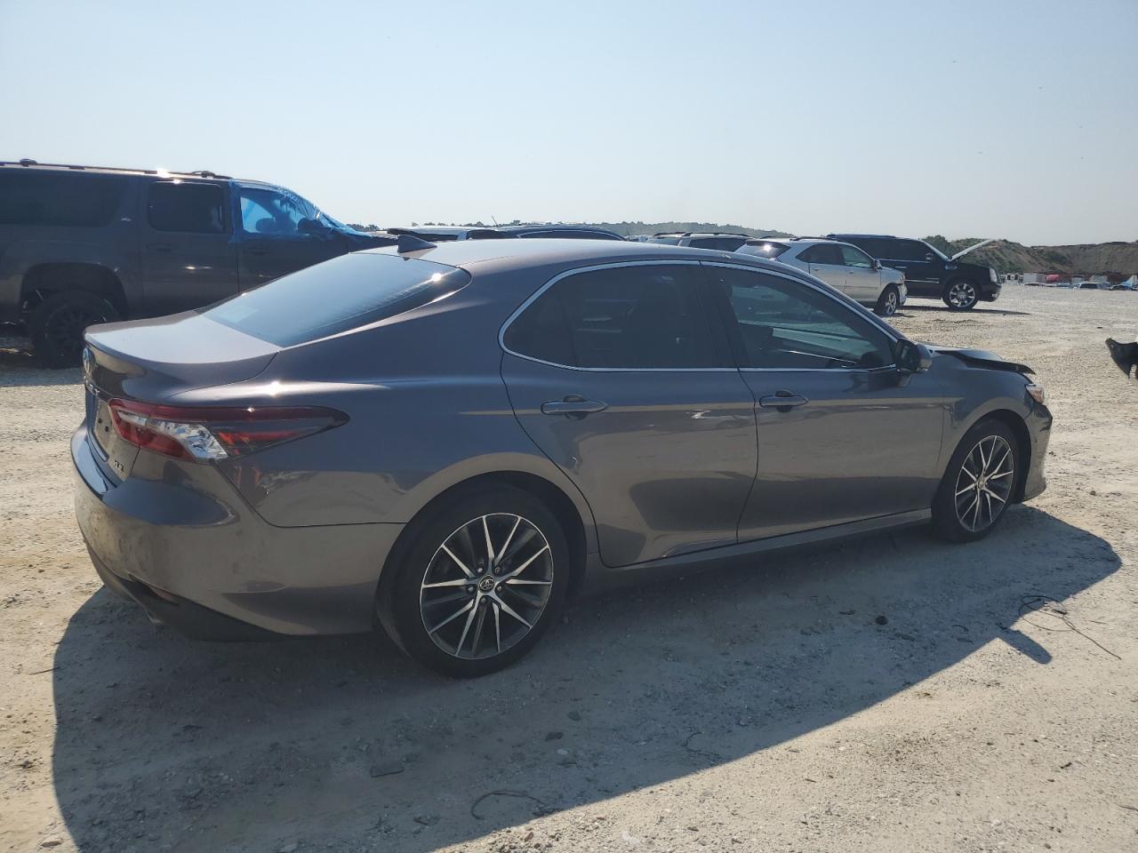 2021 Toyota Camry Xle - Image 3