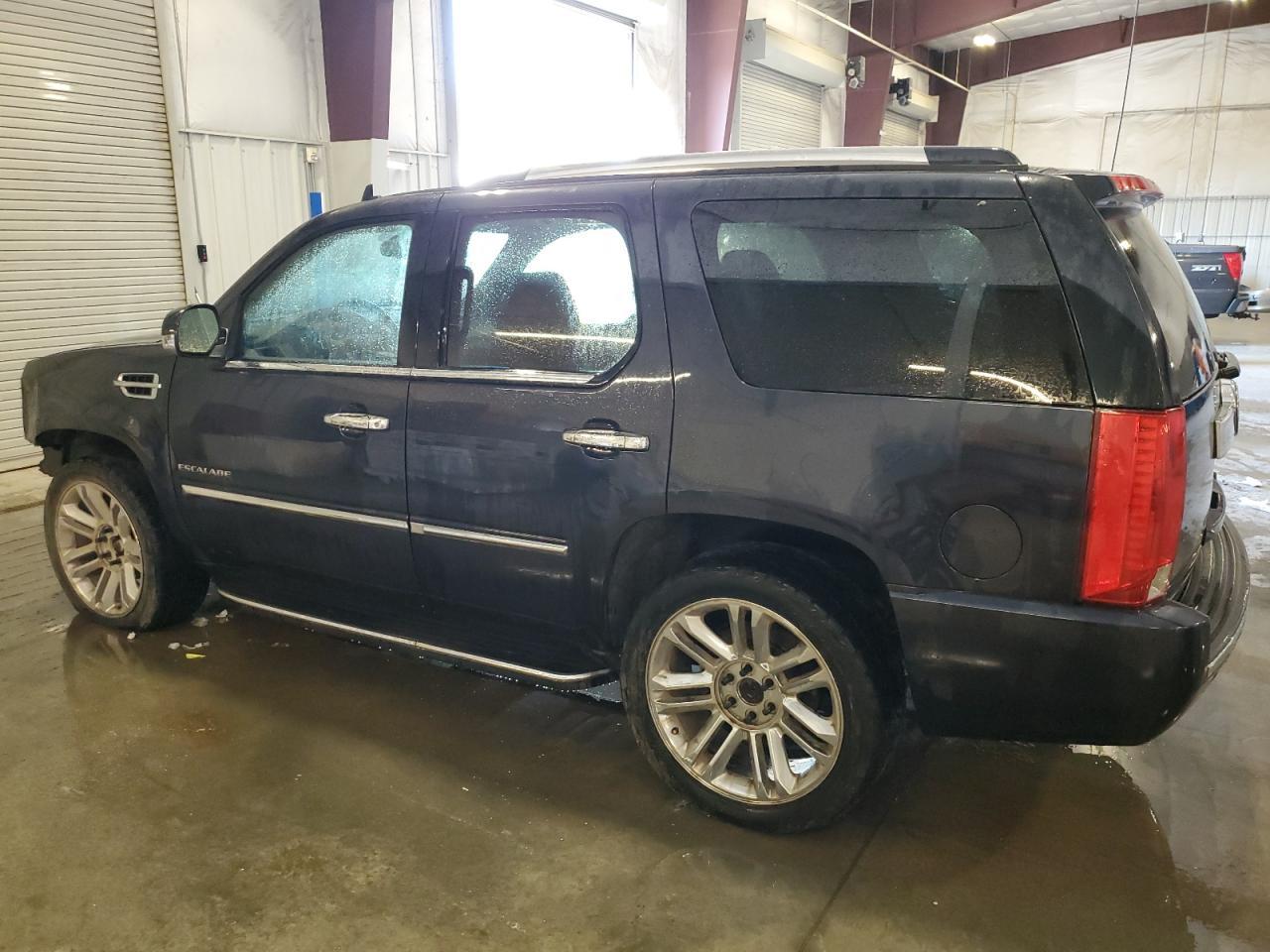 2013 Cadillac Escalade Luxury - Image 2