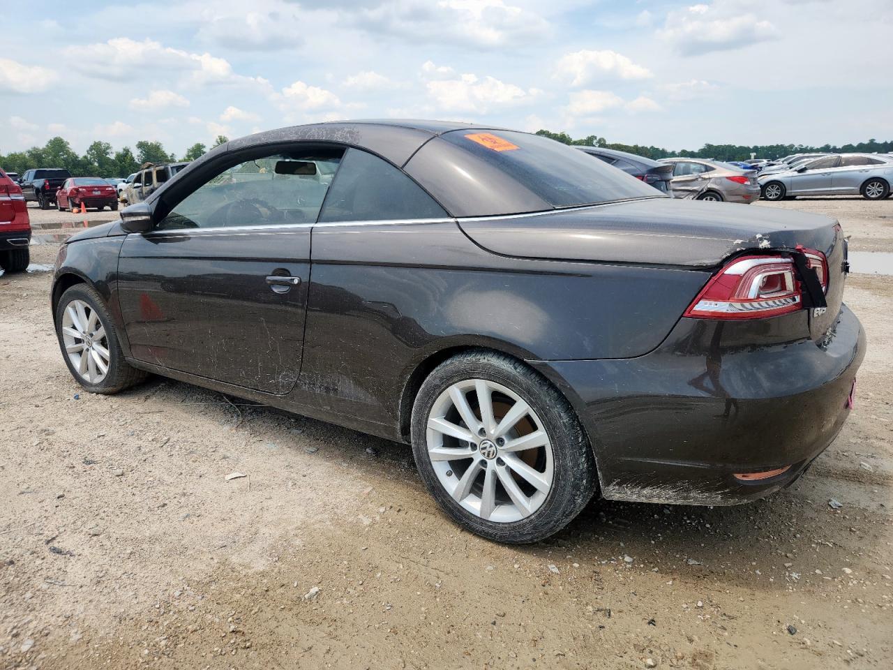 2016 Volkswagen Eos Komfort - Image 2