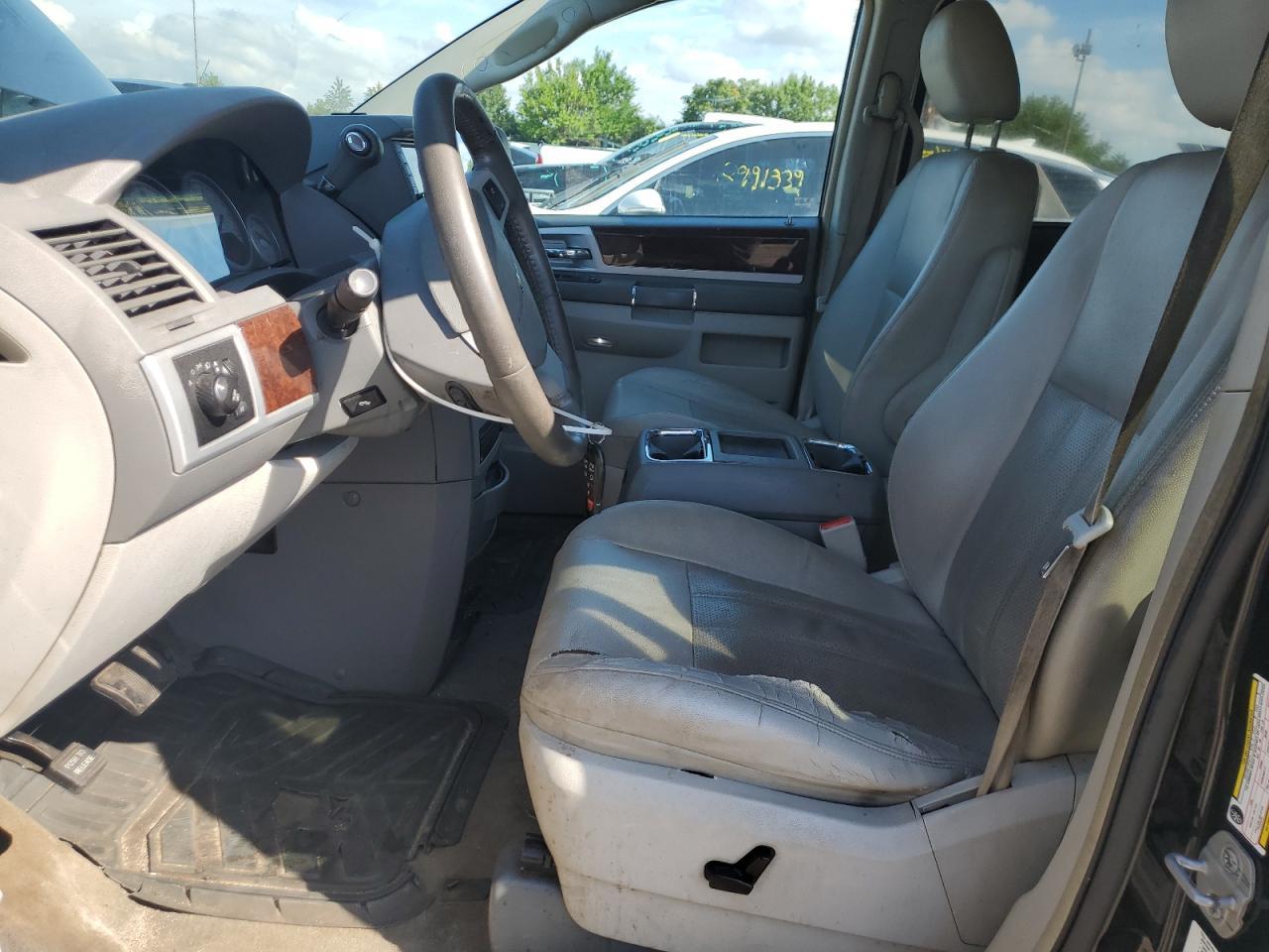 2009 Chrysler Town & Country Touring - Image 7