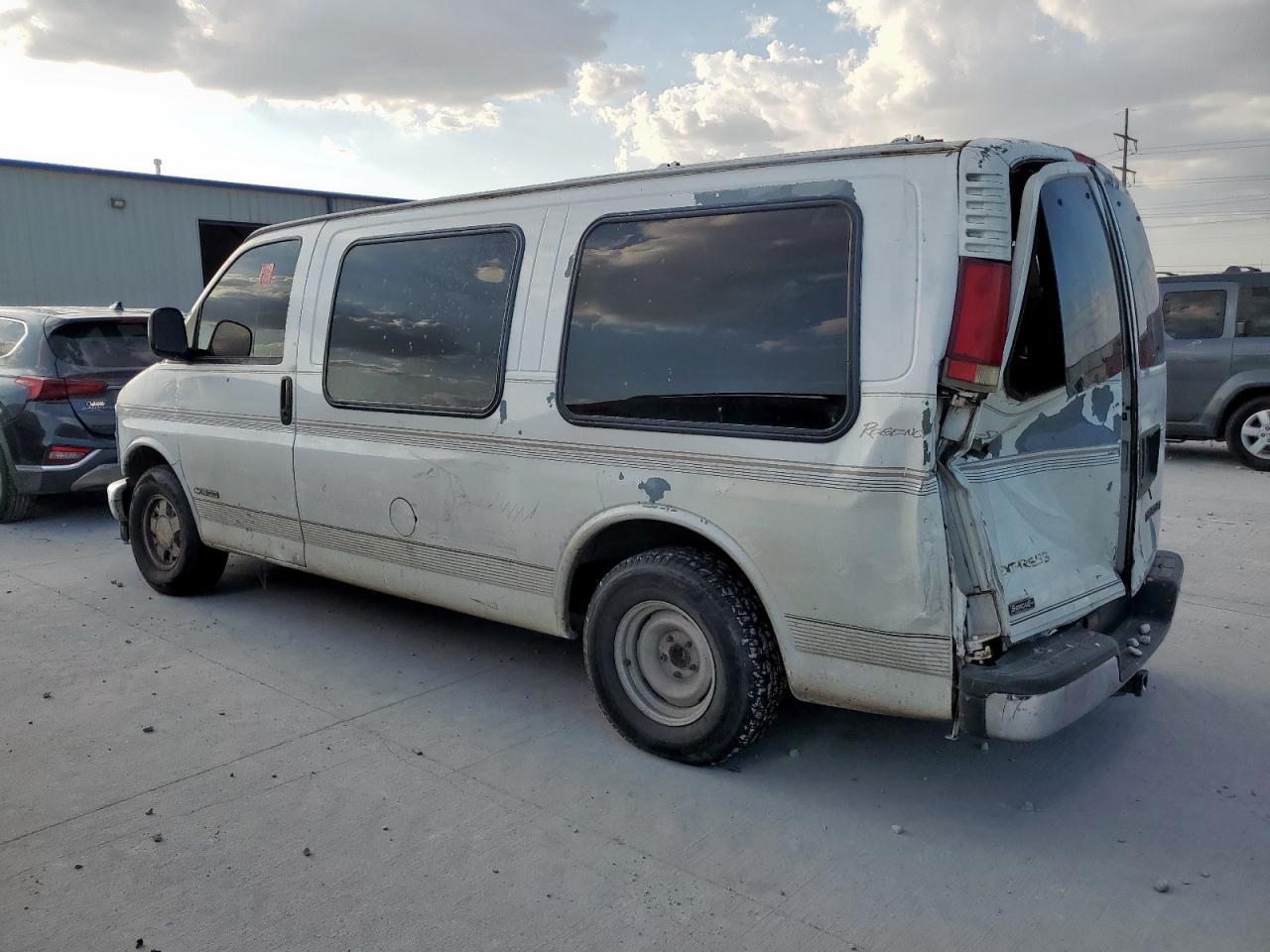 1999 Chevrolet Express G1500 - Фото 2