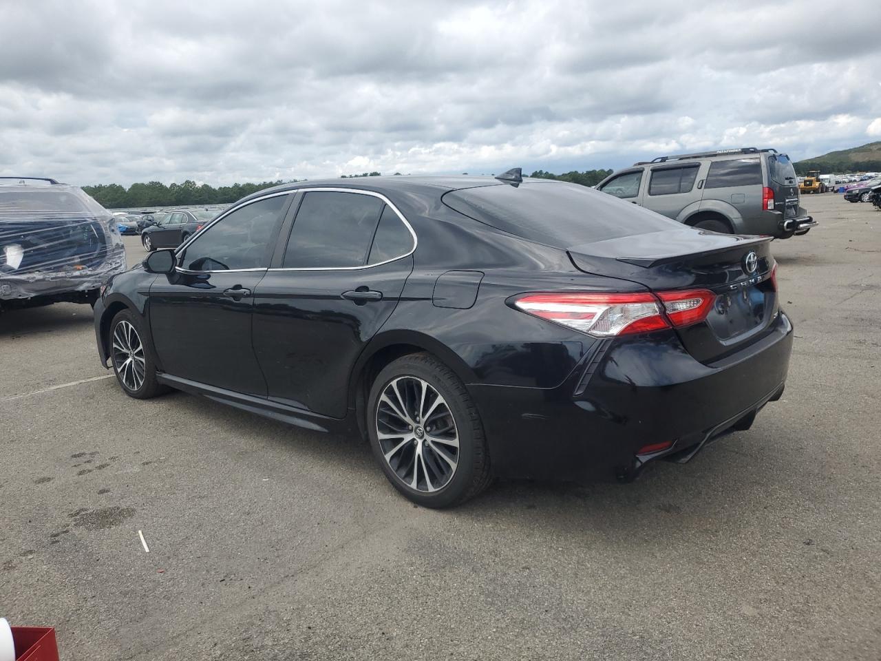 2020 Toyota Camry Se - Фото 2