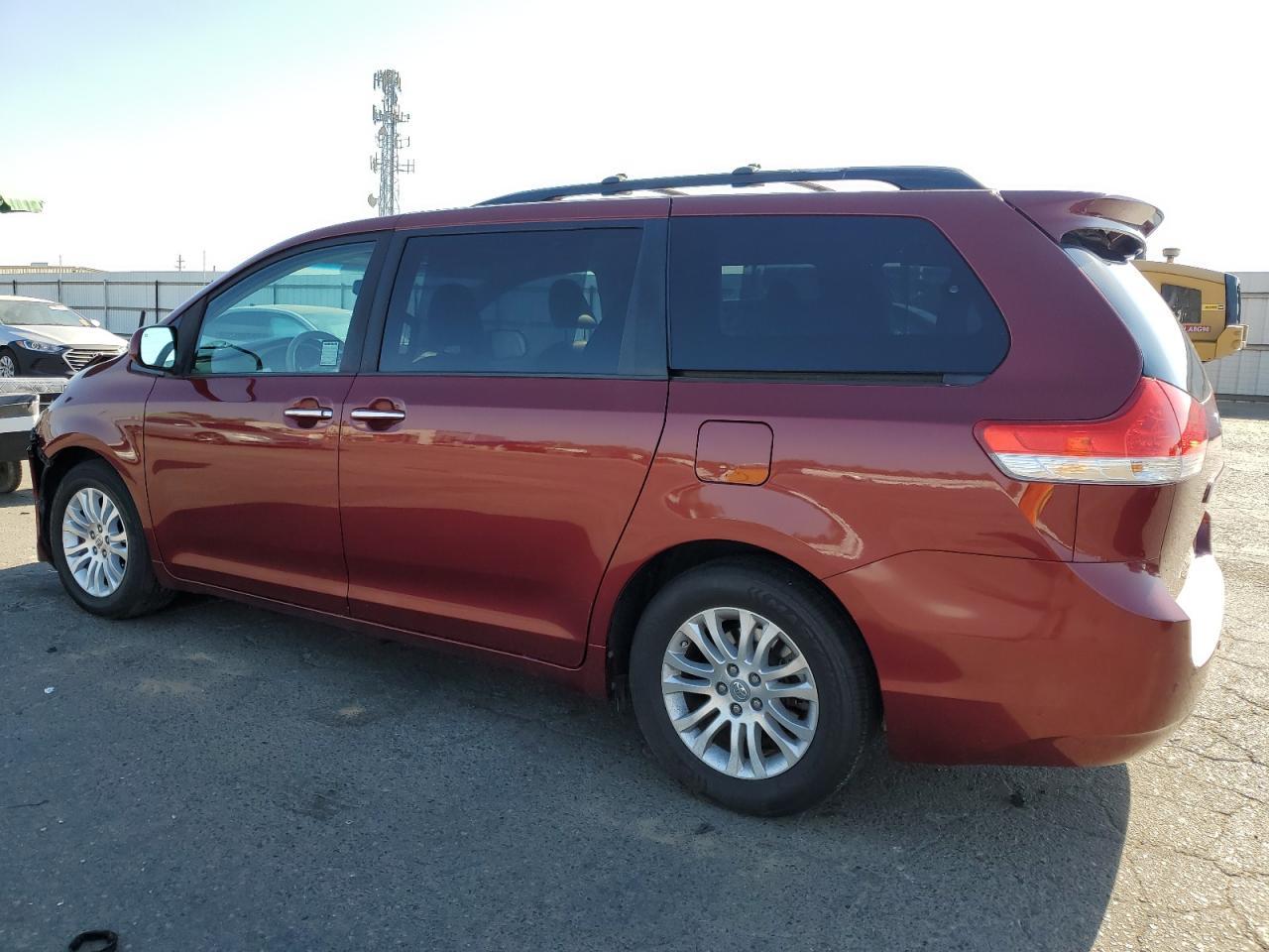 2013 Toyota Sienna Xle - Фото 2
