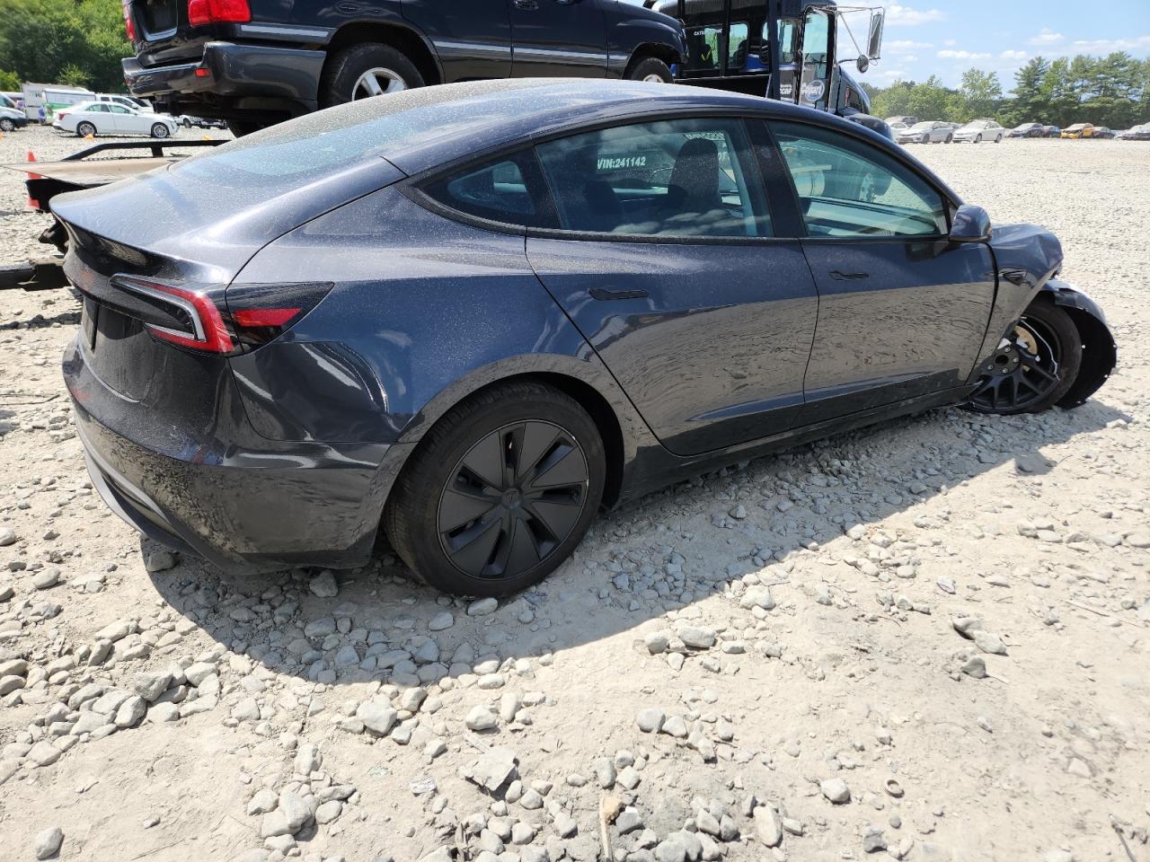 2025 Tesla Model 3 - Фото 3