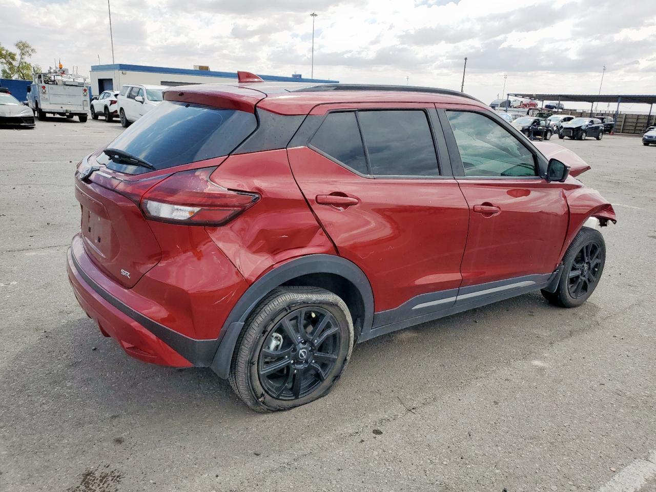 2023 Nissan Kicks Sr - Image 3
