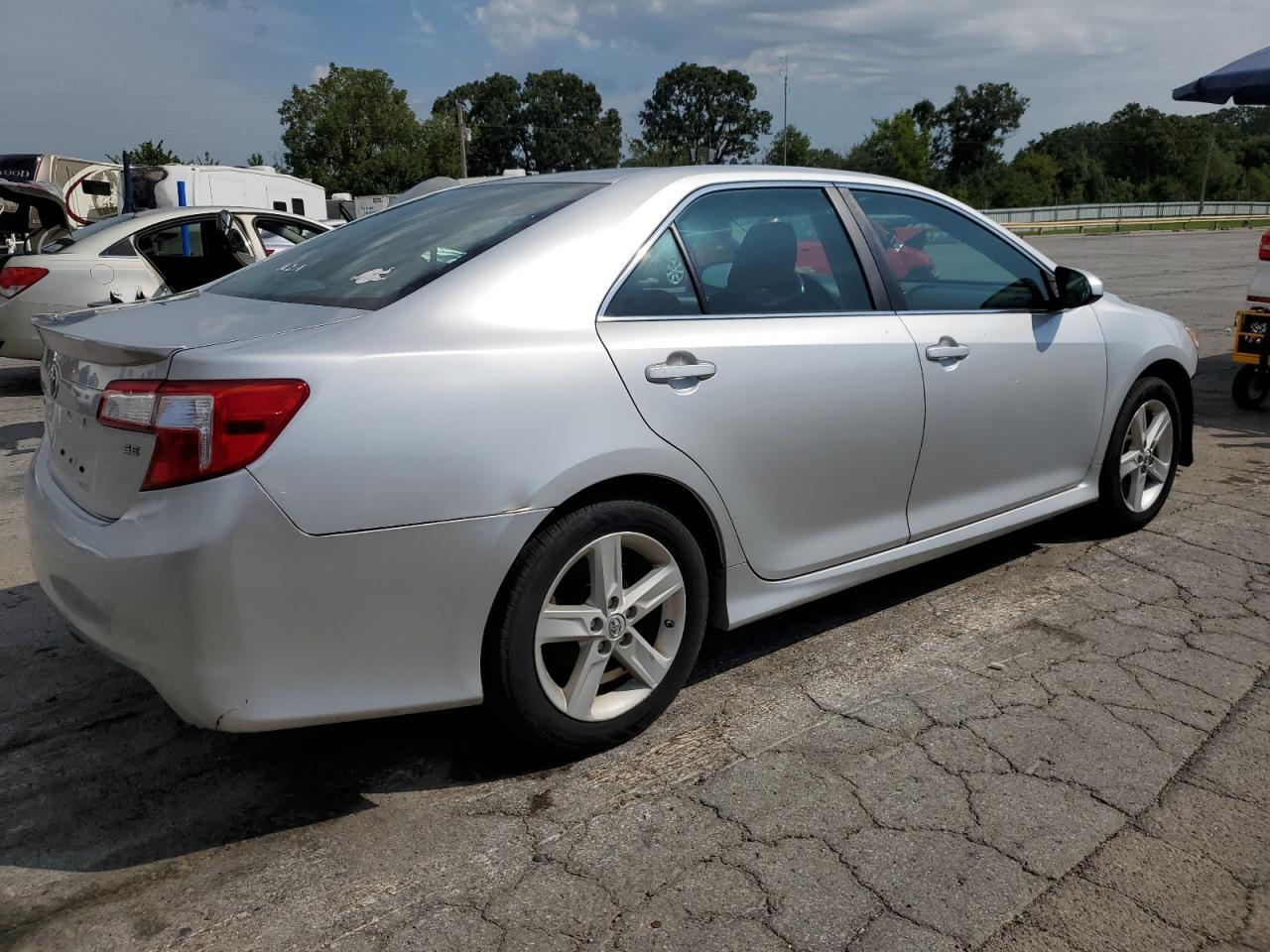 2014 Toyota Camry L - Фото 3
