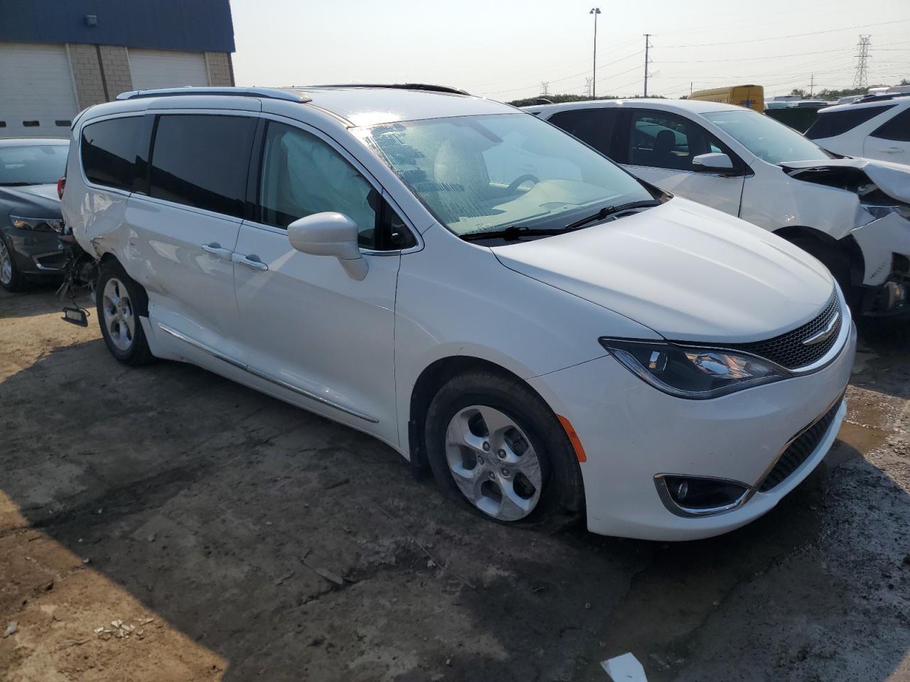 2017 Chrysler Pacifica Touring L Plus - Фото 4