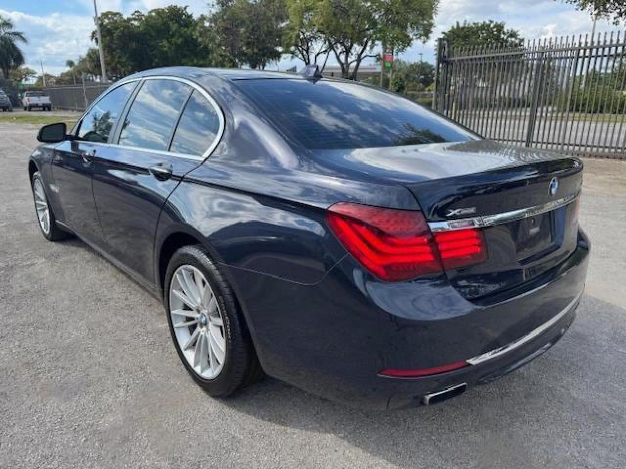 2015 BMW 750 Xi - Image 2