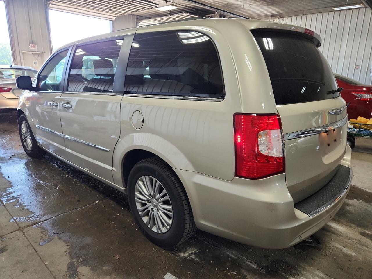 2016 Chrysler Town & Country Touring L - Image 2