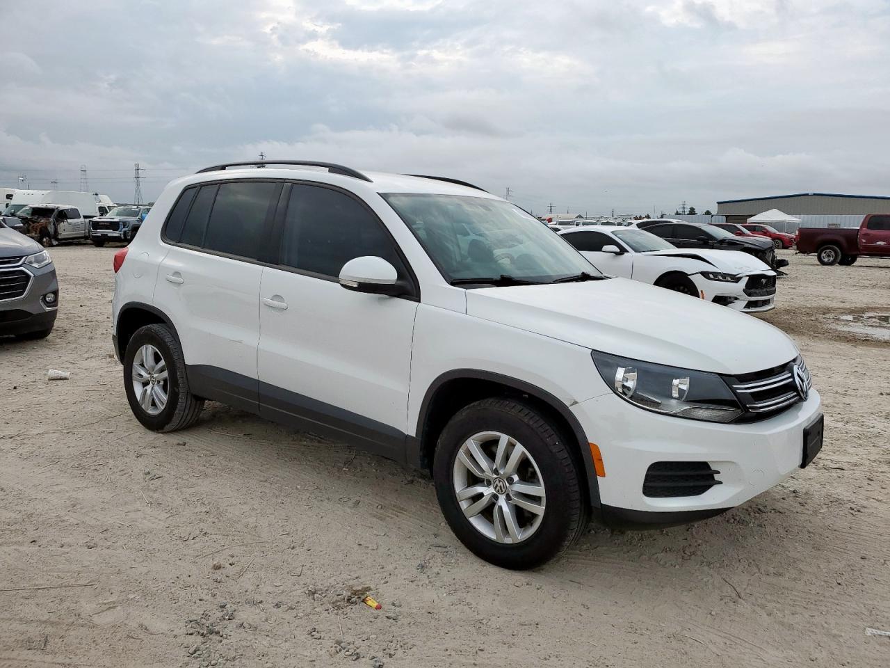 2017 Volkswagen Tiguan S - Фото 4