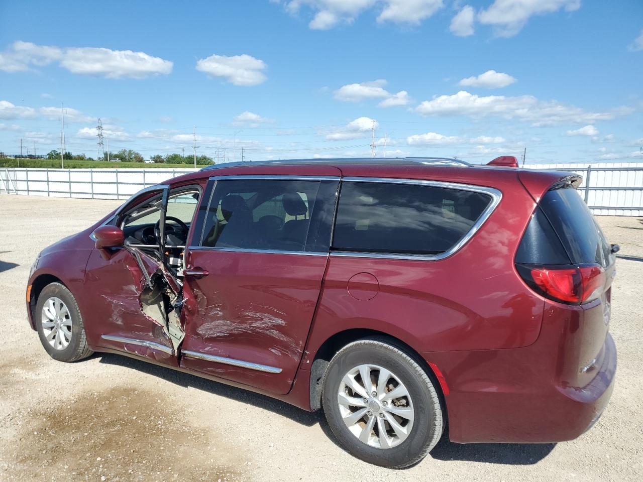 2019 Chrysler Pacifica Touring L - Image 2