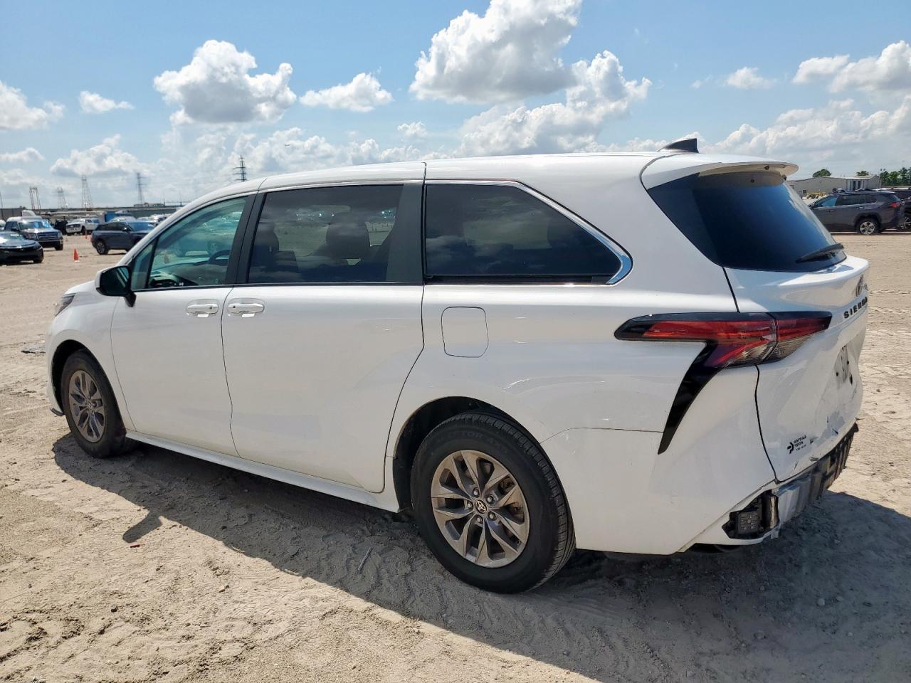 2022 Toyota Sienna Le - Image 2