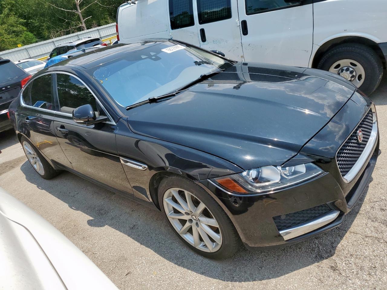 2017 Jaguar Xf Premium - Image 4