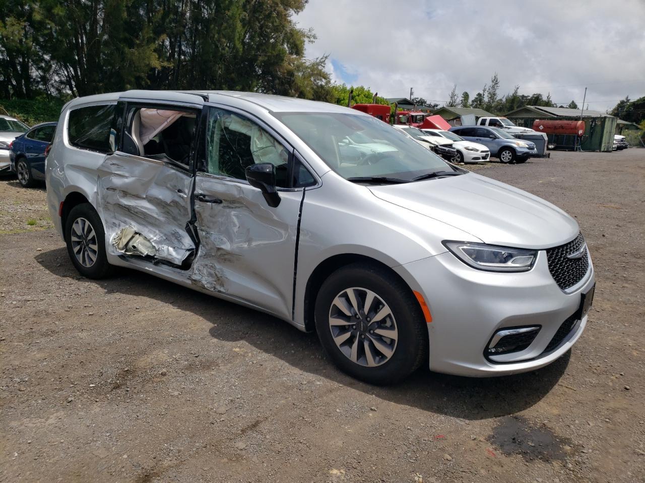 2024 Chrysler Pacifica Hybrid Select - Image 4