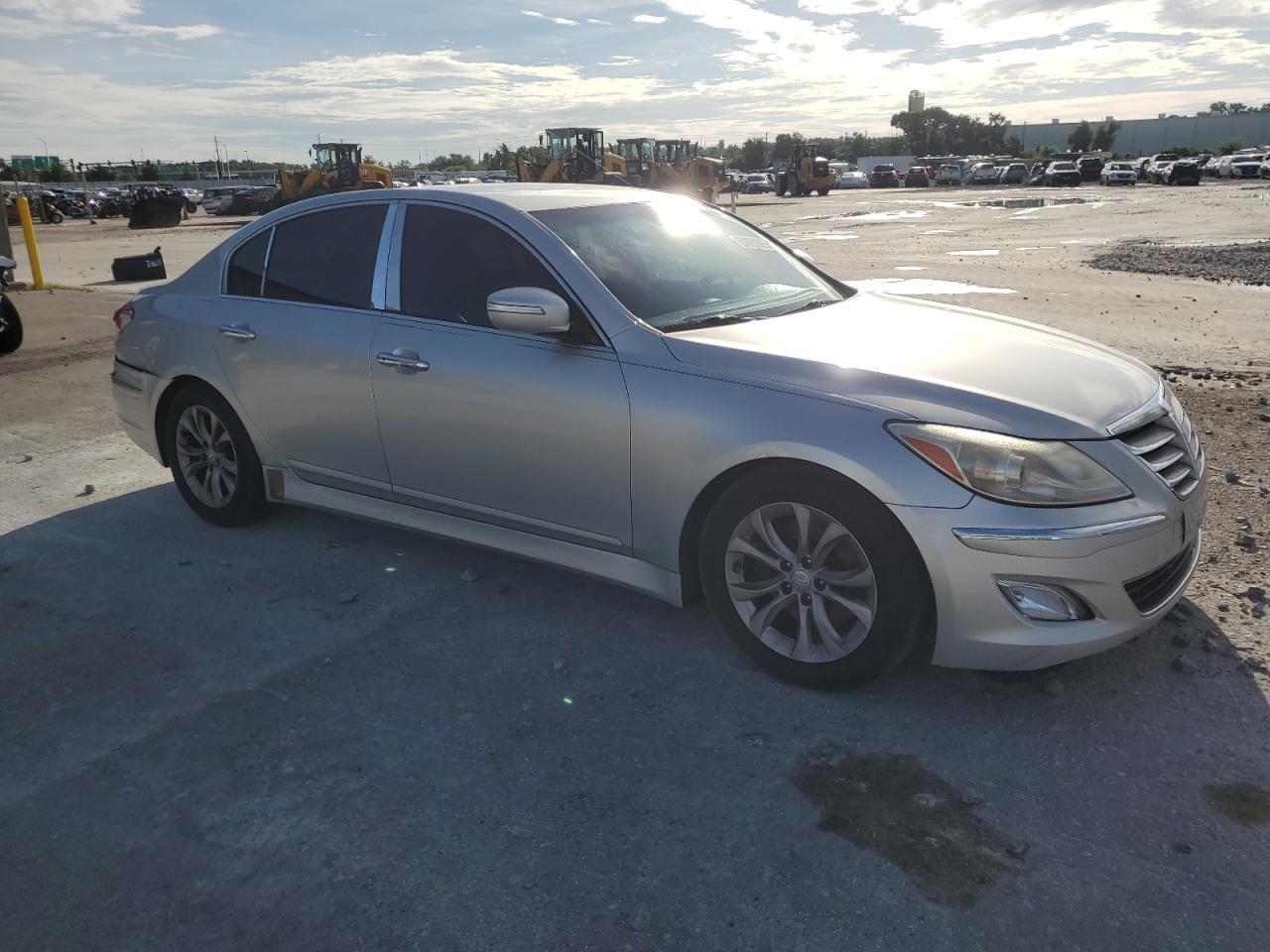 2013 Hyundai Genesis 3.8L - Фото 4