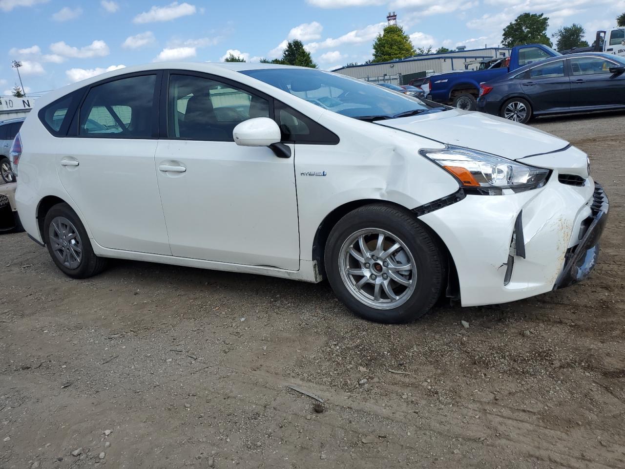 2017 Toyota Prius V - Image 4