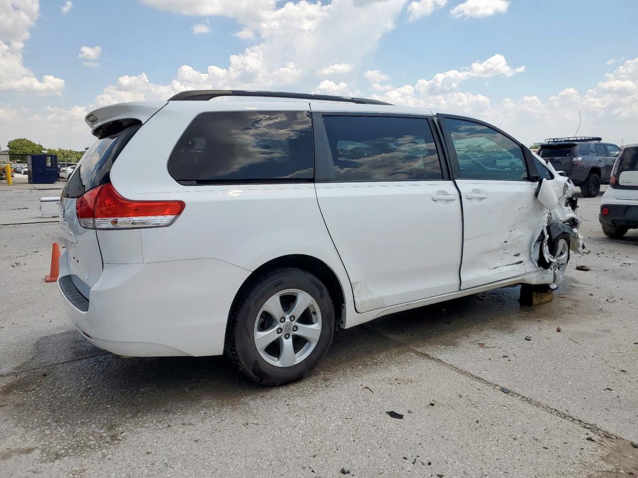2011 Toyota Sienna Le - Фото 3