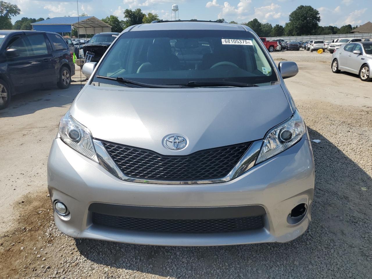 2013 Toyota Sienna Sport - Image 5
