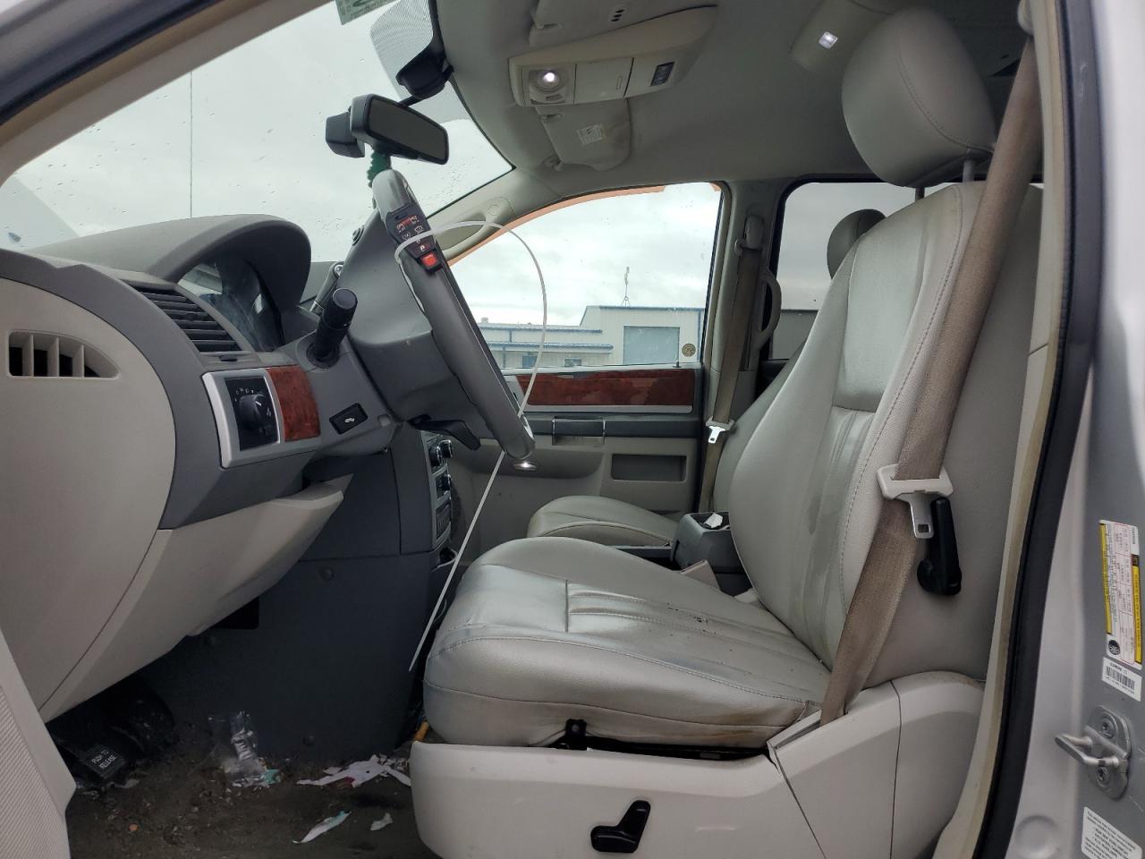 2009 Chrysler Town & Country Touring - Фото 7