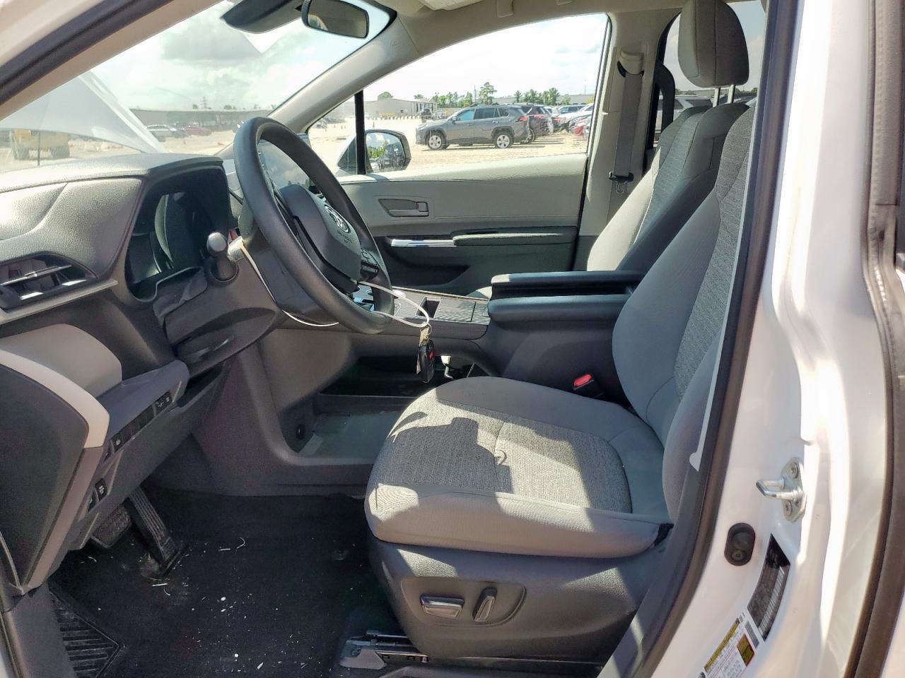 2022 Toyota Sienna Le - Image 7