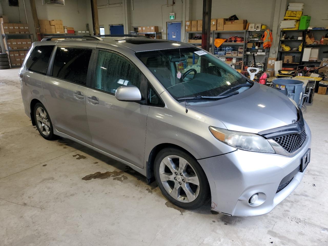 2011 Toyota Sienna Sport - Фото 4