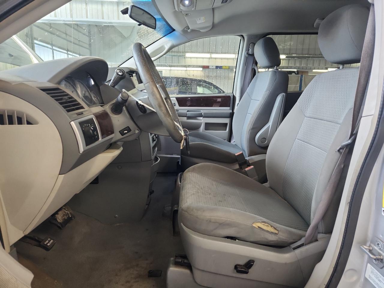 2010 Chrysler Town & Country Touring - Image 7