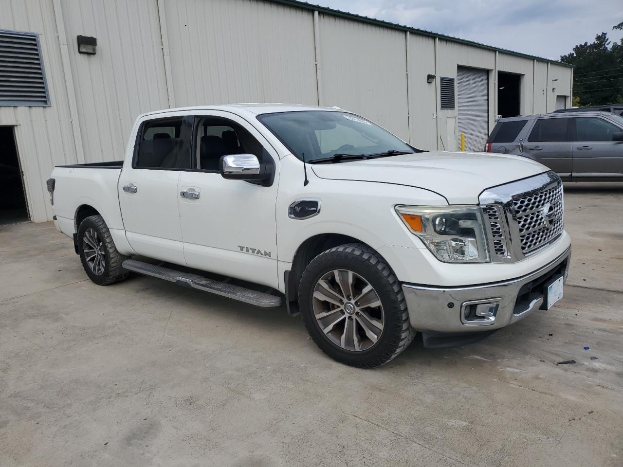 2017 Nissan Titan Sv - Image 4