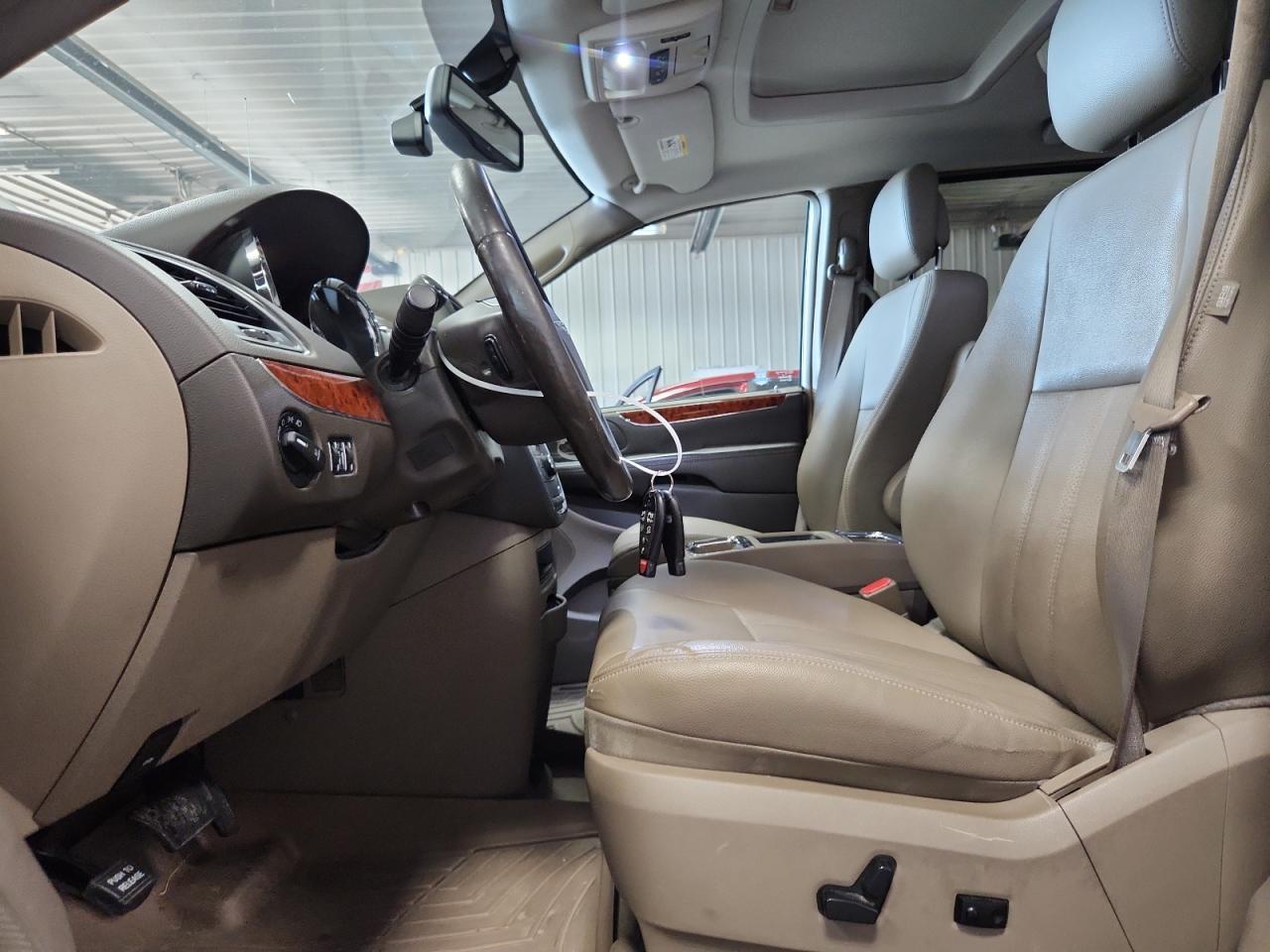 2016 Chrysler Town & Country Touring L - Image 7