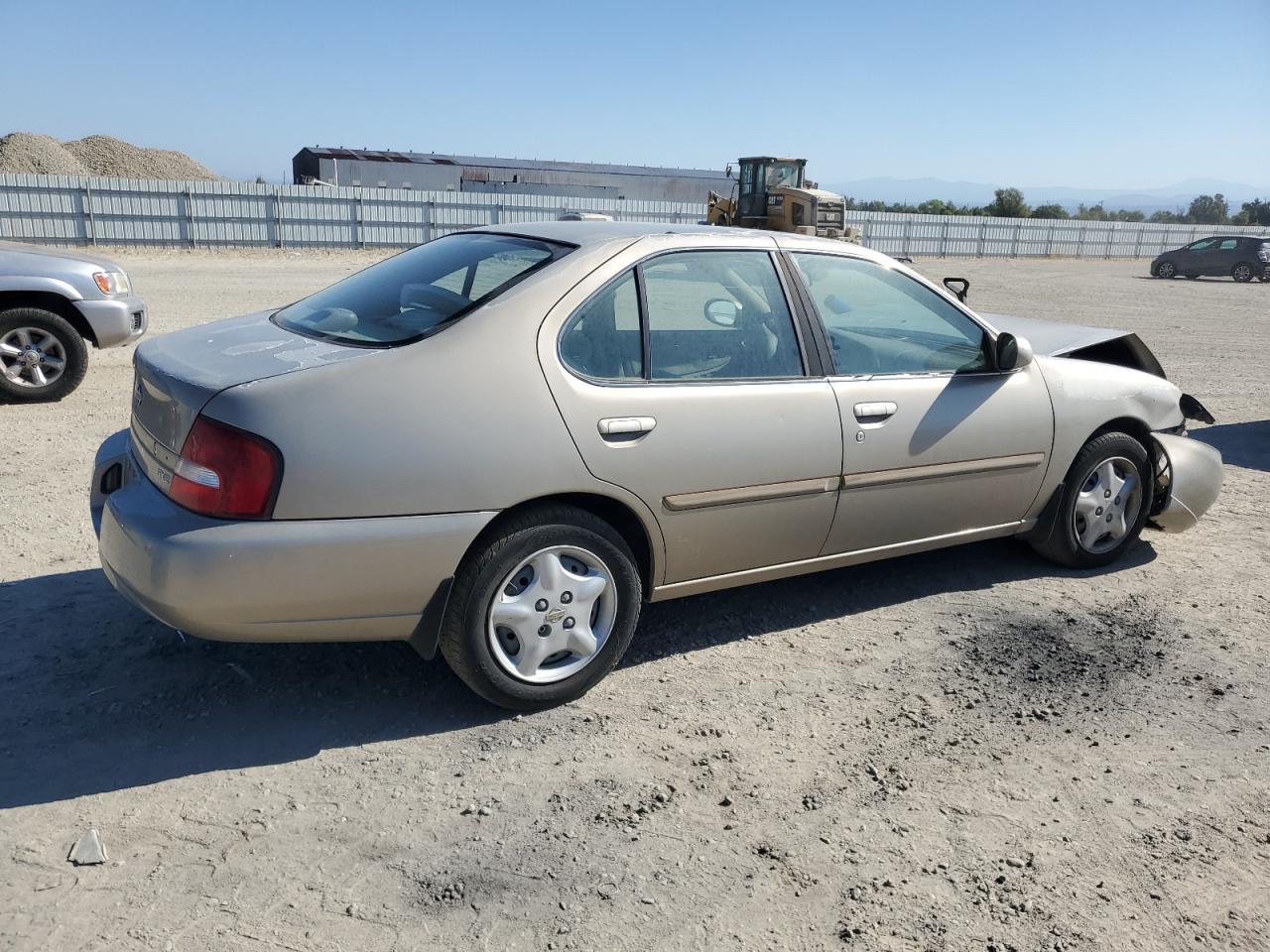 2001 Nissan Altima Xe - Фото 3